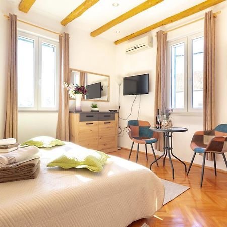 Trogir Beach Rooms & Apartments エクステリア 写真