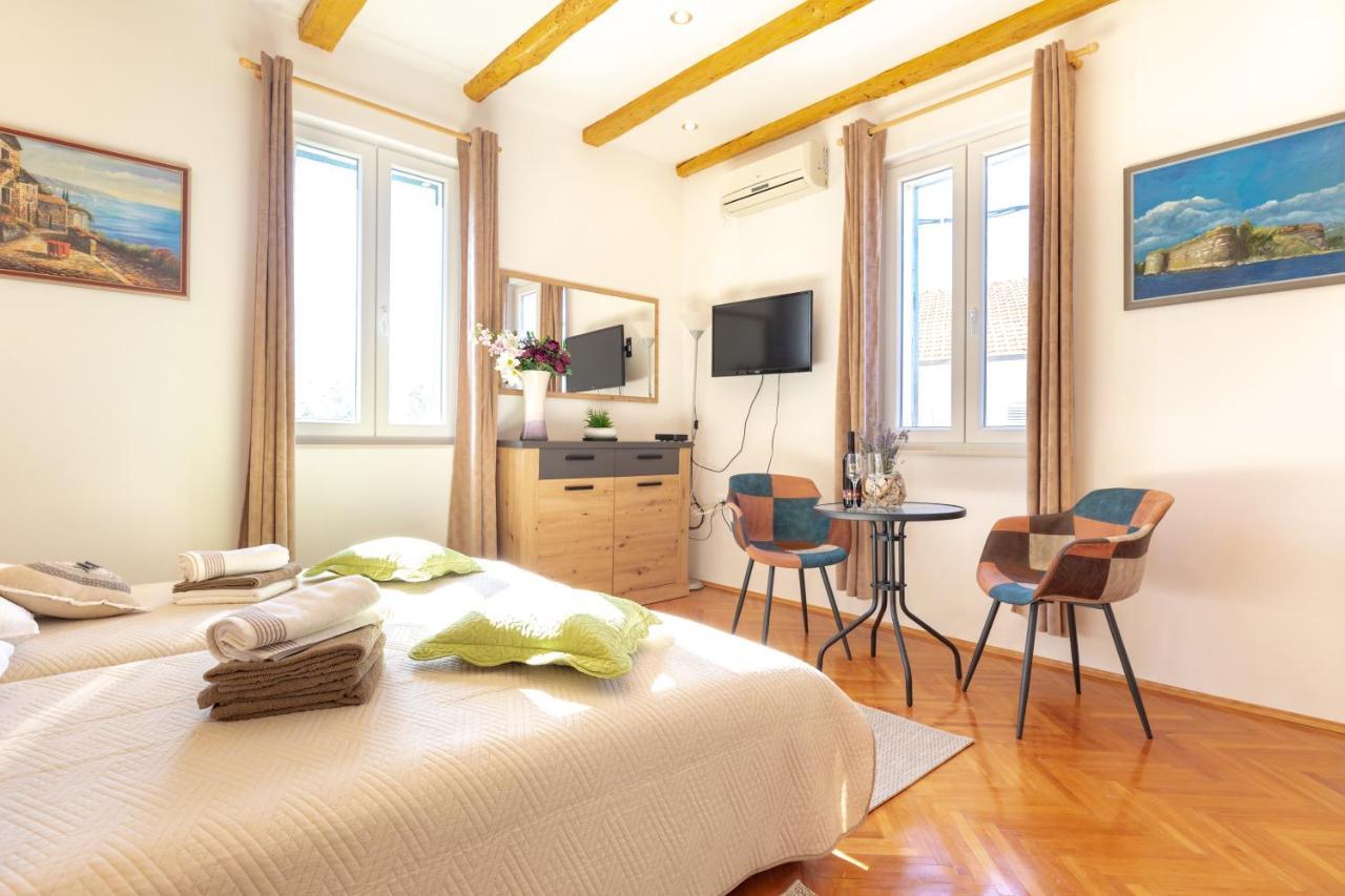 Trogir Beach Rooms & Apartments エクステリア 写真